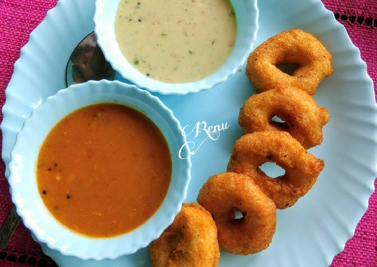 Easy Medu Wada with Sambhar and Coconut Chutney