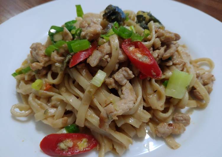 皮蛋肉醬炒麵