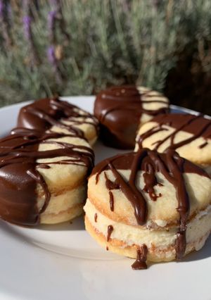 Una foto de Alfajores de limón