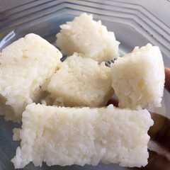 A picture of Kupat nasi matang tanpa kukus.