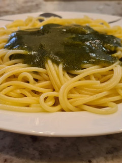 Una foto de Espaguetis con pesto de avellanas