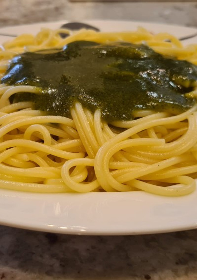 Una foto de Espaguetis con pesto de avellanas