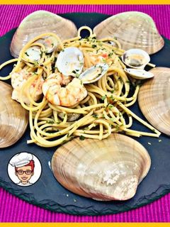 Una foto de Espaguetis con gambas y almejas bajos en calorías