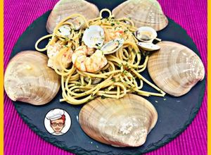 Una foto de Espaguetis con gambas y almejas bajos en calorías
