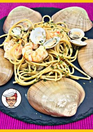 Una foto de Espaguetis con gambas y almejas bajos en calorías