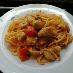 Foto principal de Tallarines de pollo con salsa rosa!