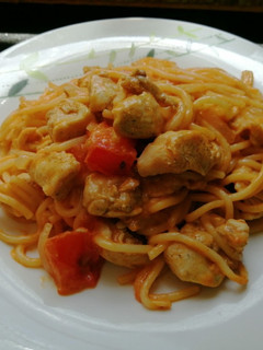 Una foto de Tallarines de pollo con salsa rosa!