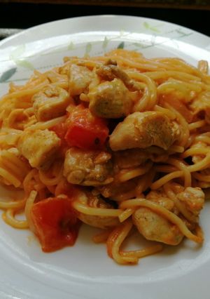 Una foto de Tallarines de pollo con salsa rosa!