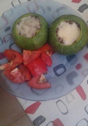 Una foto de Zapallitos rellenos de carne y arroz