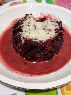 Una foto de Delicias de remolacha con jamón, queso y polvo de manzanilla