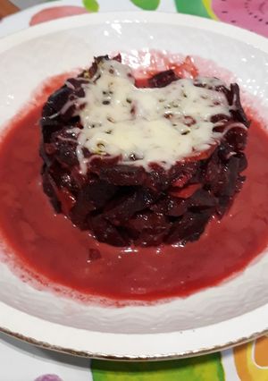 Una foto de Delicias de remolacha con jamón, queso y polvo de manzanilla