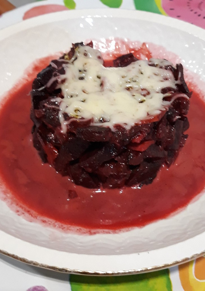 Una foto de Delicias de remolacha con jamón, queso y polvo de manzanilla
