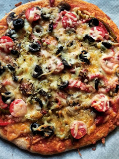 Una foto de Pizza integral con verdura
