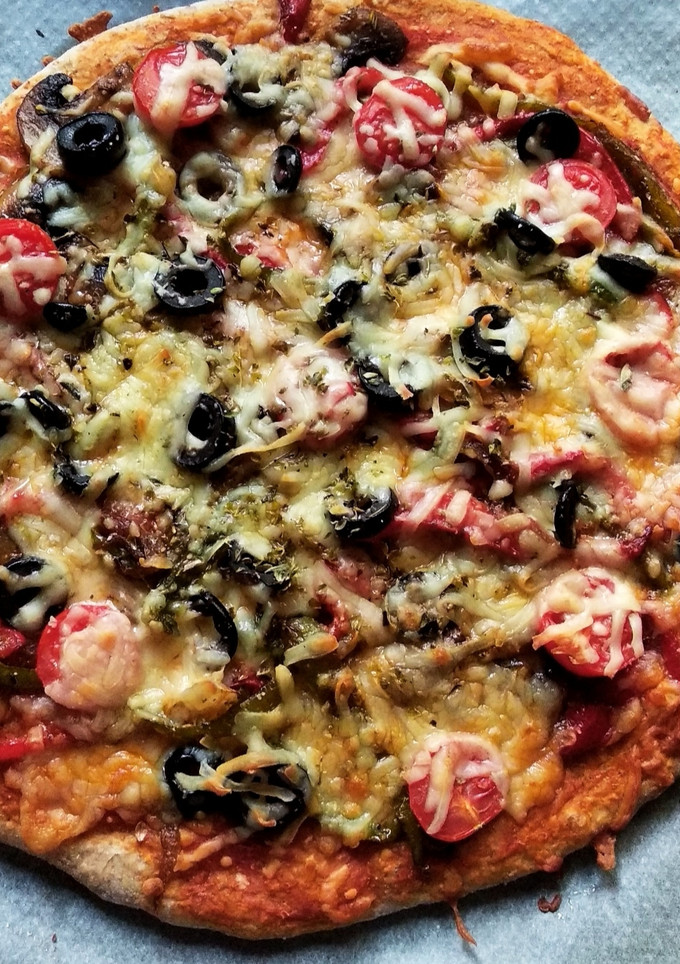 Una foto de Pizza integral con verdura