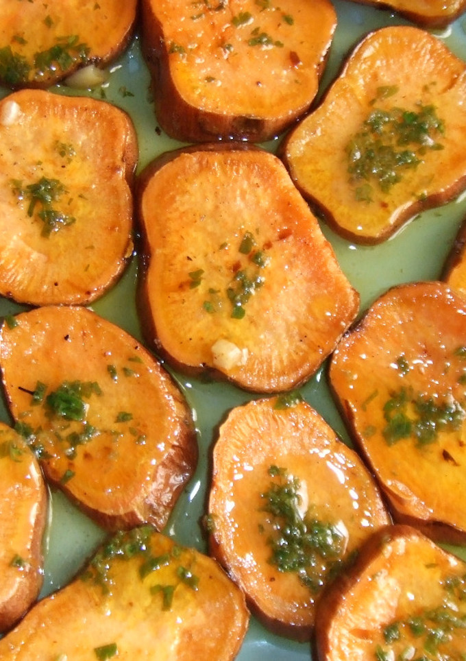 Una foto de Batatas horneadas con salsa de cilantro y ajo