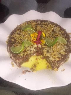 Una foto de Quibbe crudo con snouwor especial y queso Philadelphia
