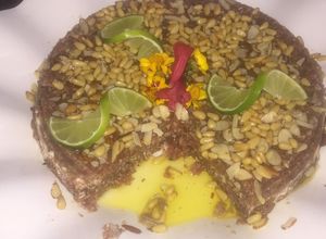 Una foto de Quibbe crudo con snouwor especial y queso Philadelphia