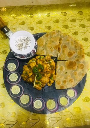 A picture of Tawa chicken 🐓 with tandori paratha.