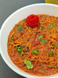 સેવ ટામેટા નુ શાક દૂધમાં (Sev Tameta Shak In Milk Recipe In Gujarati) રેસીપી મુખ્ય ફોટો