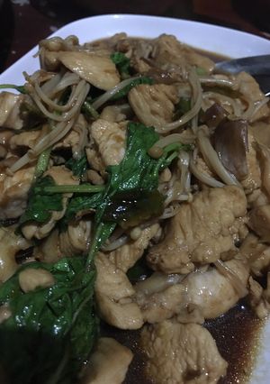 รูปของ กระเพราไก่ชิ้นเห็ดเข็มทอง