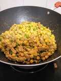 Wok de cordero con arroz y garbanzos al curry picante