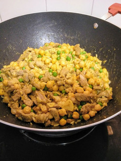 Una foto de Wok de cordero con arroz y garbanzos al curry picante