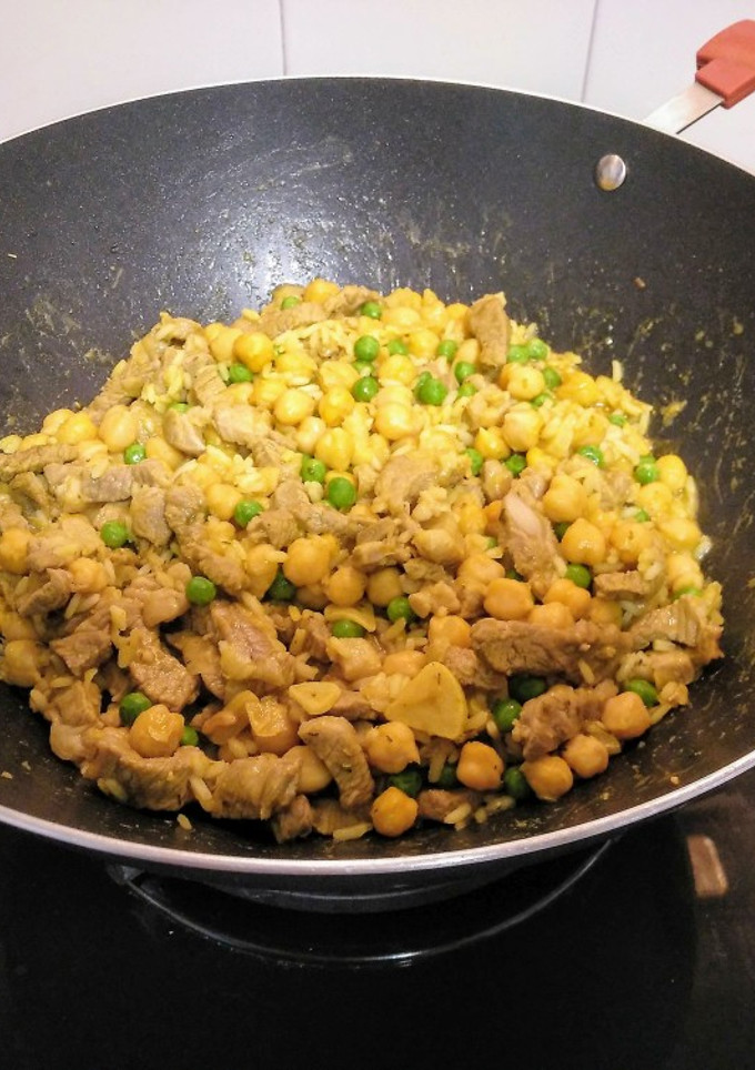 Una foto de Wok de cordero con arroz y garbanzos al curry picante