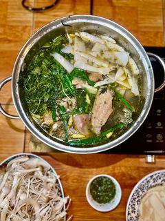 Hình của món Lẩu Gà Lá É Măng Chua Ăn Kèm Các Loại Nấm.