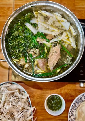 Hình của món Lẩu Gà Lá É Măng Chua Ăn Kèm Các Loại Nấm.