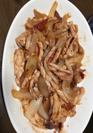 Hình của món Mực xào hành tây.