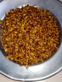 अंकुरित मूंग मोठ (ankurit moong moth recipe in Hindi) रेसिपी मुख्य फोटो