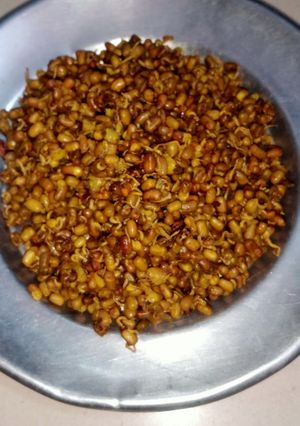 अंकुरित मूंग मोठ (ankurit moong moth recipe in Hindi) रेसिपी मुख्य फोटो
