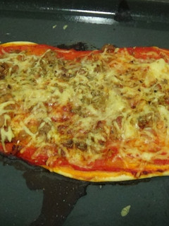 Una foto de Pizza de atún y tomate