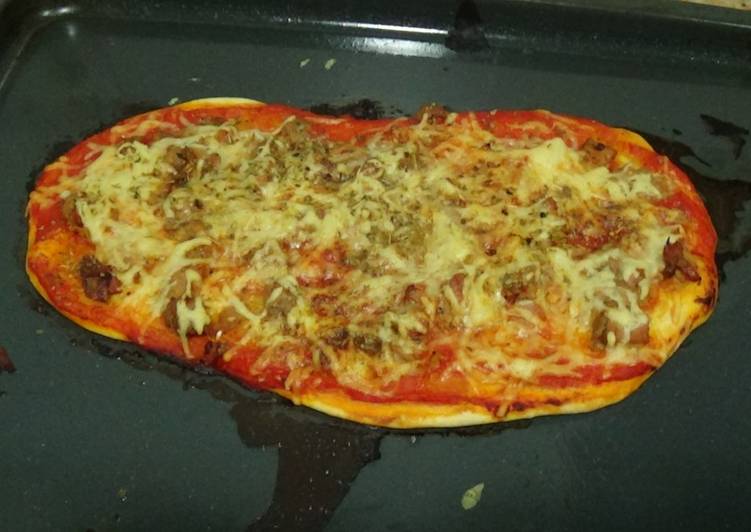 Pizza de atún y tomate