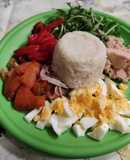 Ensalada de arroz con verduras y huevo con atún