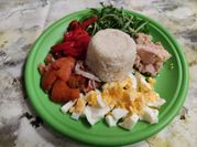 Una foto de ensalada de arroz con atun y fruta