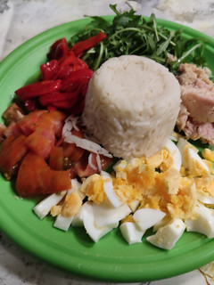 Una foto de Ensalada de arroz con verduras y huevo con atún