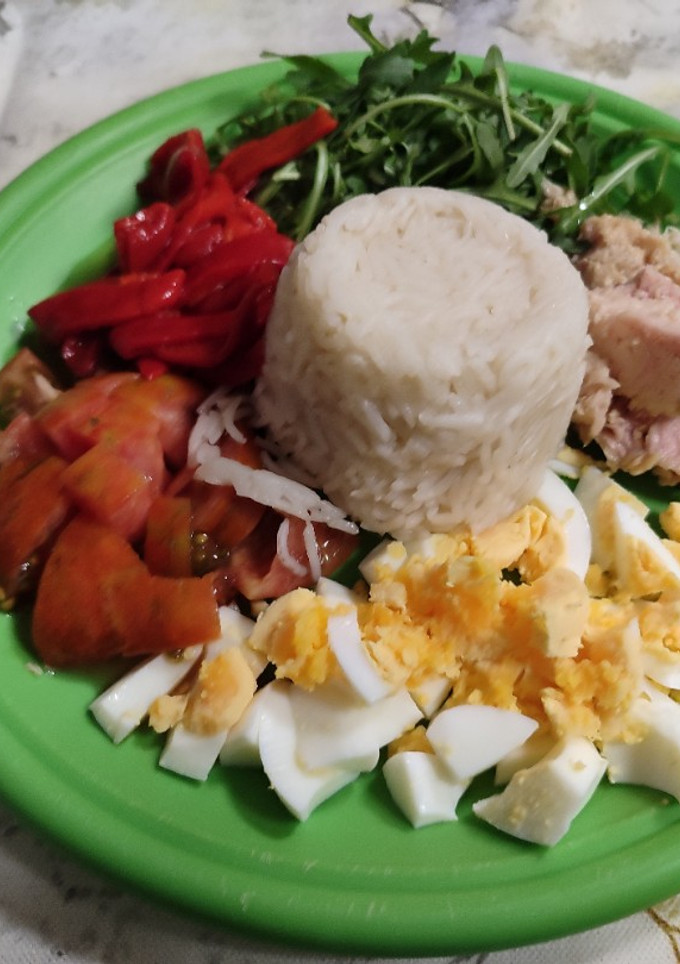 Una foto de Ensalada de arroz con verduras y huevo con atún