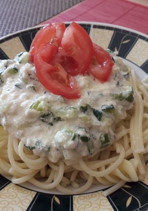 Cukkinis-tejszínes tészta sajttal recept fotója