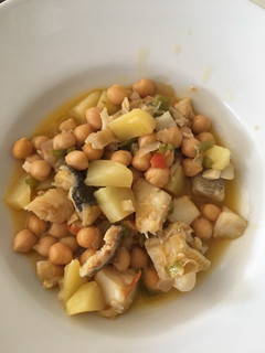 Una foto de Bacalao con garbanzos y patatas