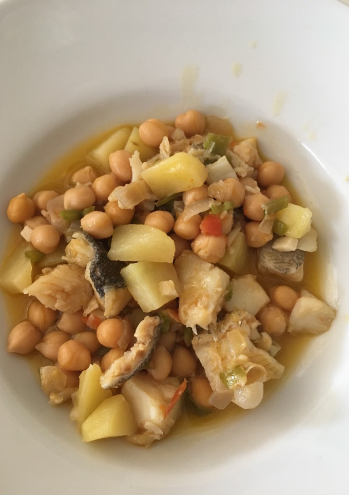 Una foto de Bacalao con garbanzos y patatas