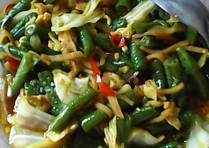 Langkah Mudah untuk Menyiapkan Orak-Arik Kacang TeSoKo (Telur, Sosis, Kol) Praktis Anti Gagal