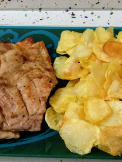 Una foto de Presa ibérica a la plancha y patatas fritas