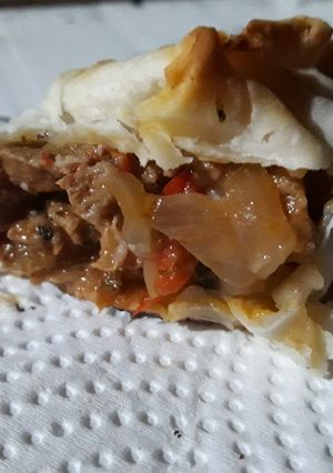 Una foto de Empanadas de carne de Cerdo cortada a cuchillo