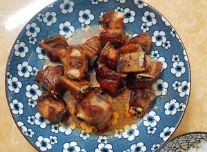 Hình của món Sườn rim chua ngọt.