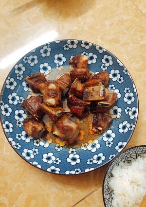 Hình của món Sườn rim chua ngọt.