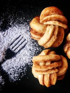 সিনামন রোলস ইস্ট ছাড়া (No yeast eggless Cinnamon Rolls recipe in bengali) রেসিপির প্রধান ছবি