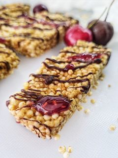 Una foto de Barritas crujientes de copos de quinoa inflada