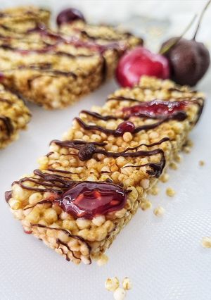 Una foto de Barritas crujientes de copos de quinoa inflada