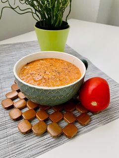 Una foto de Crema de tomate y verduras asadas 🍅🥕🧅